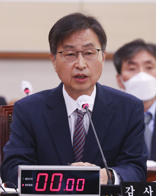 최재해 감사원장이 11일 국회에서 열린 법사위의 감사원 국정감사에서 발언하고 있다. <국회사진기자단>